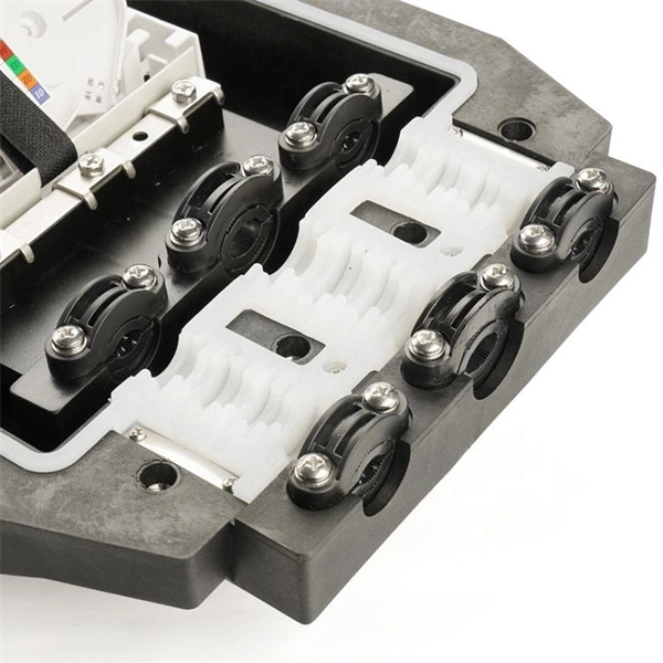 How many cores are used in single-mode fiber optic transmission 