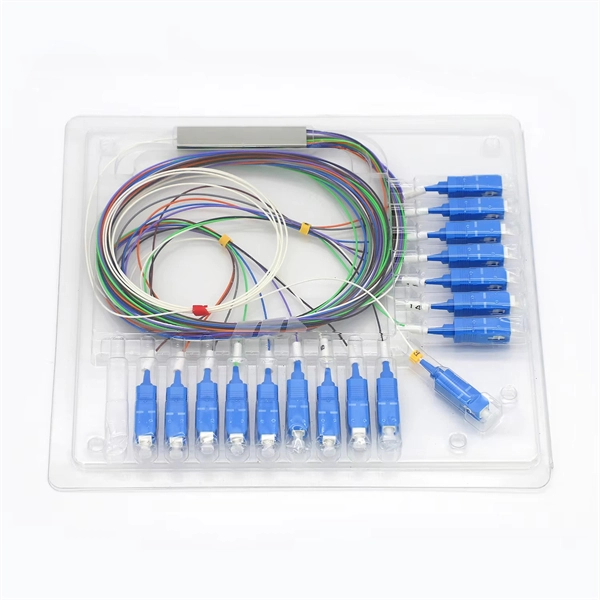 Flame-retardant outdoor plastic distribution box cover